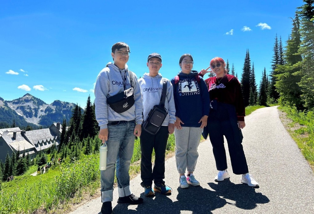 Đoàn Việt Nam tham gia trại hè Summer Camp in Seattle gồm bốn sinh viên đến từ Trường Đại học Văn Lang và FUNiX. Ảnh: Trường Đại học Văn Lang