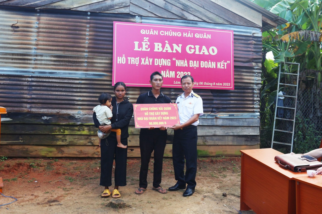 Bộ đội Hải quân trao kinh phí hỗ trợ xây dựng nhà “Đại đoàn kết” cho hộ nghèo