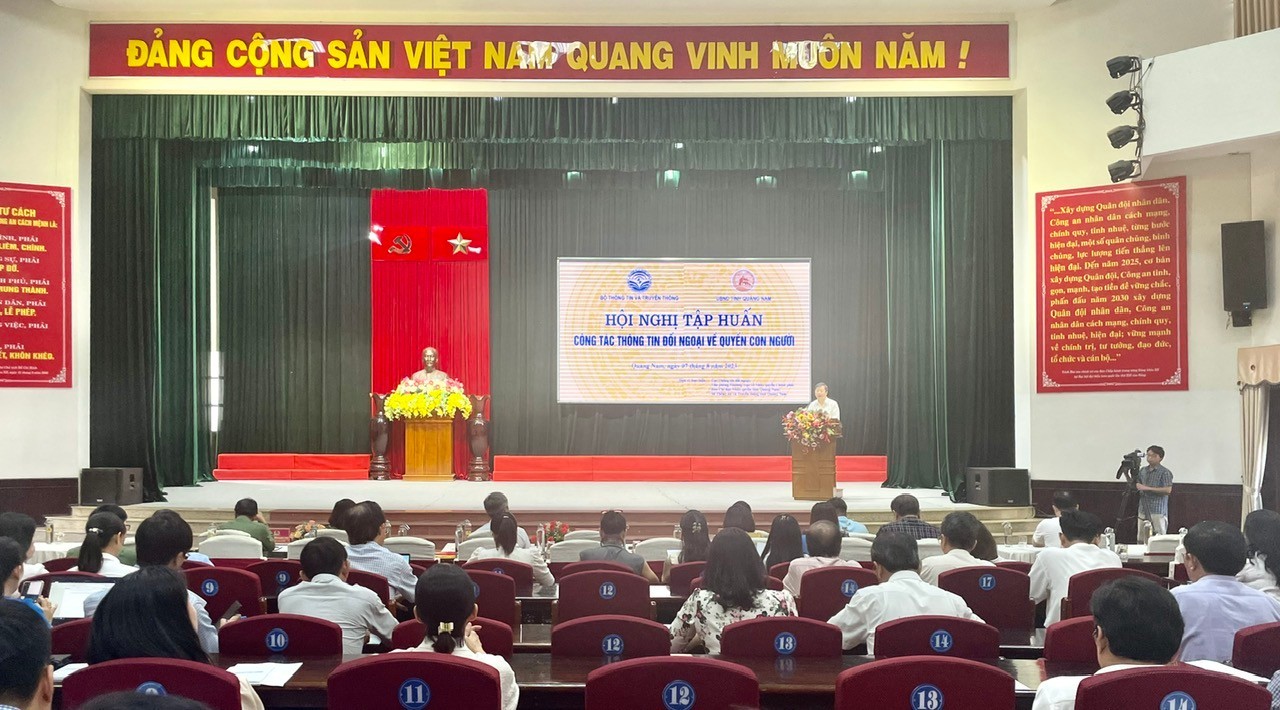 Nâng cao thông tin, tuyên truyền về quyền con người