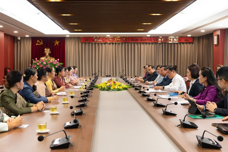 Phó Bí thư Thành uỷ Nguyễn Văn Phong đã có buổi tiếp đoàn đại biểu Hội Liên hiệp phụ nữ Thủ đô Viêng Chăn (CHDCND Lào) 