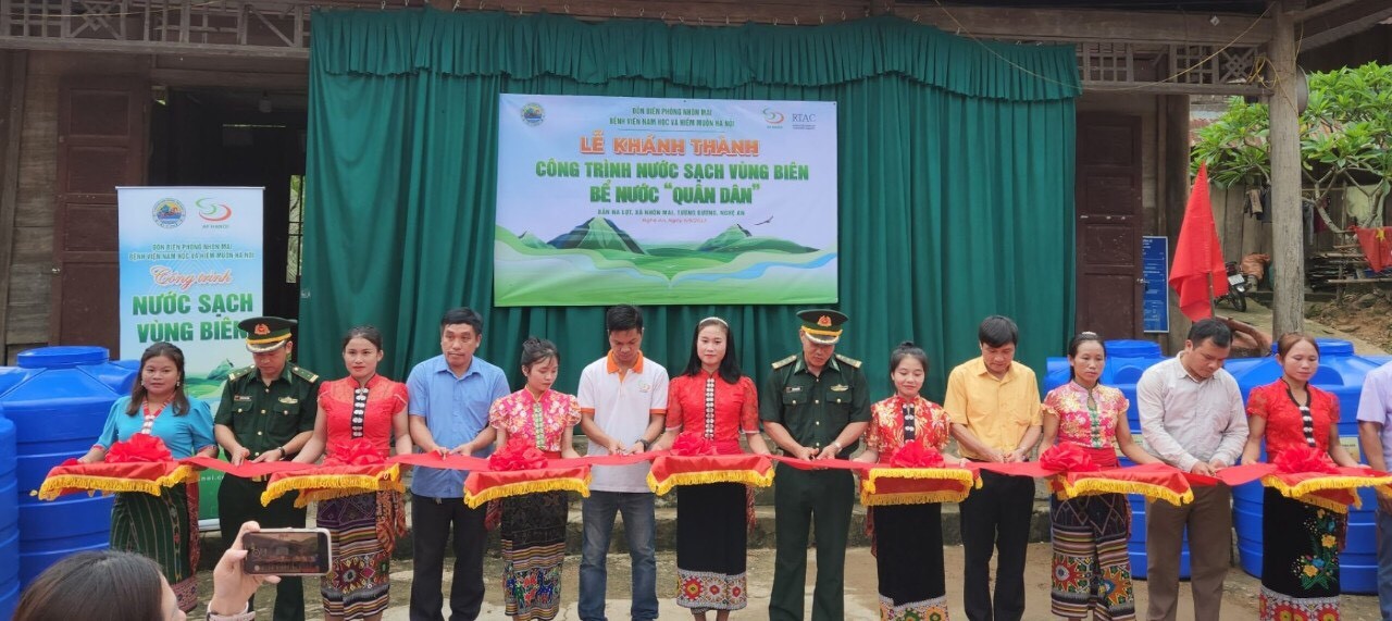 Nghệ An: Bàn giao bể nước “Quân dân” cho bản biên giới ở huyện Tương Dương