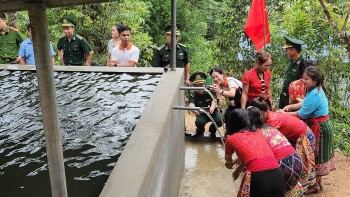 Nghệ An: Bàn giao bể nước “Quân dân” cho bản biên giới ở huyện Tương Dương