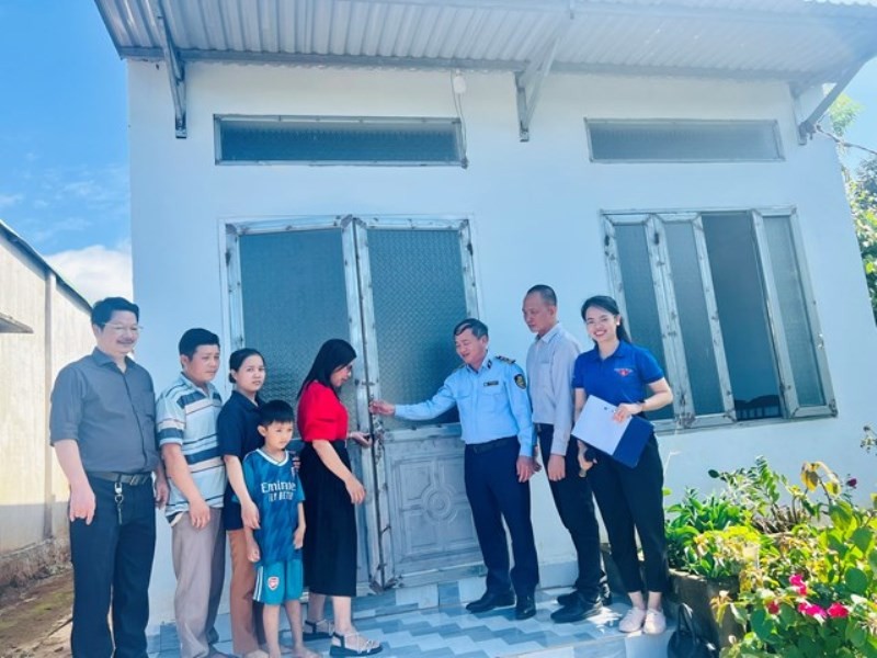 Đắk Lắk bàn giao 2 nhà tình thương tại hai xã Cư Bao (Thị xã Buôn Hồ) và Cư Mốt (huyện Ea H'leo)