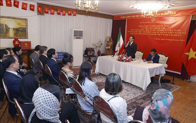 Chủ tịch Quốc hội thăm Đại sứ quán, cộng đồng người Việt tại Iran