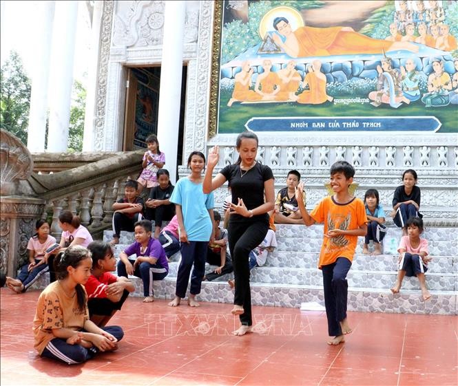 Cô gái Khmer tâm huyết với những điệu múa của dân tộc