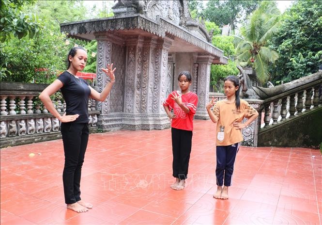 Cô gái Khmer tâm huyết với những điệu múa của dân tộc