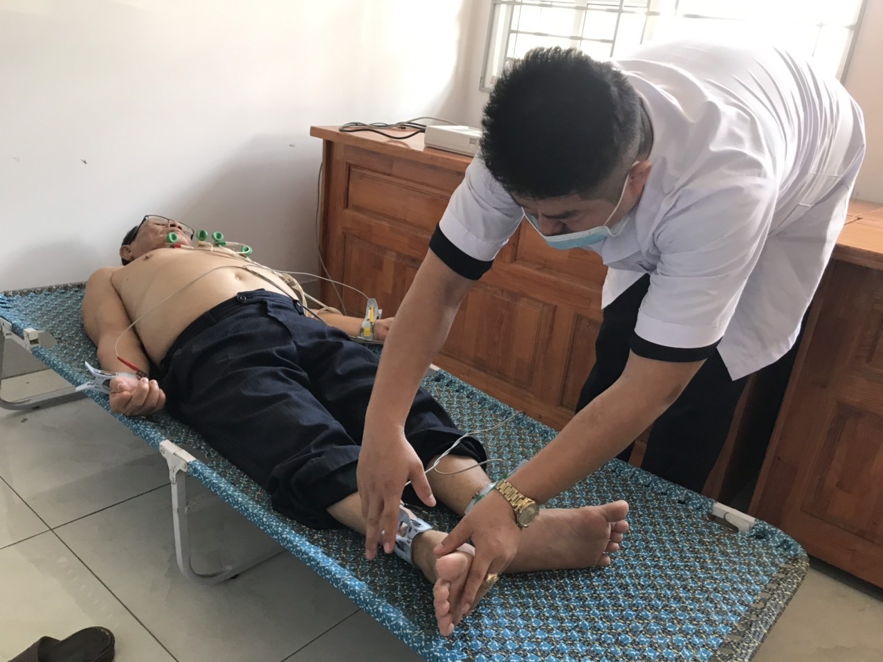 Hải quân Việt Nam làm điểm tựa cho ngư dân vươn khơi, bám biển