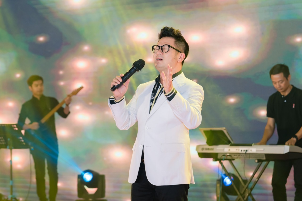 Bằng Kiều: “Tân Á Đại Thành đã gắn bó với người Việt như một ca khúc bất hủ”