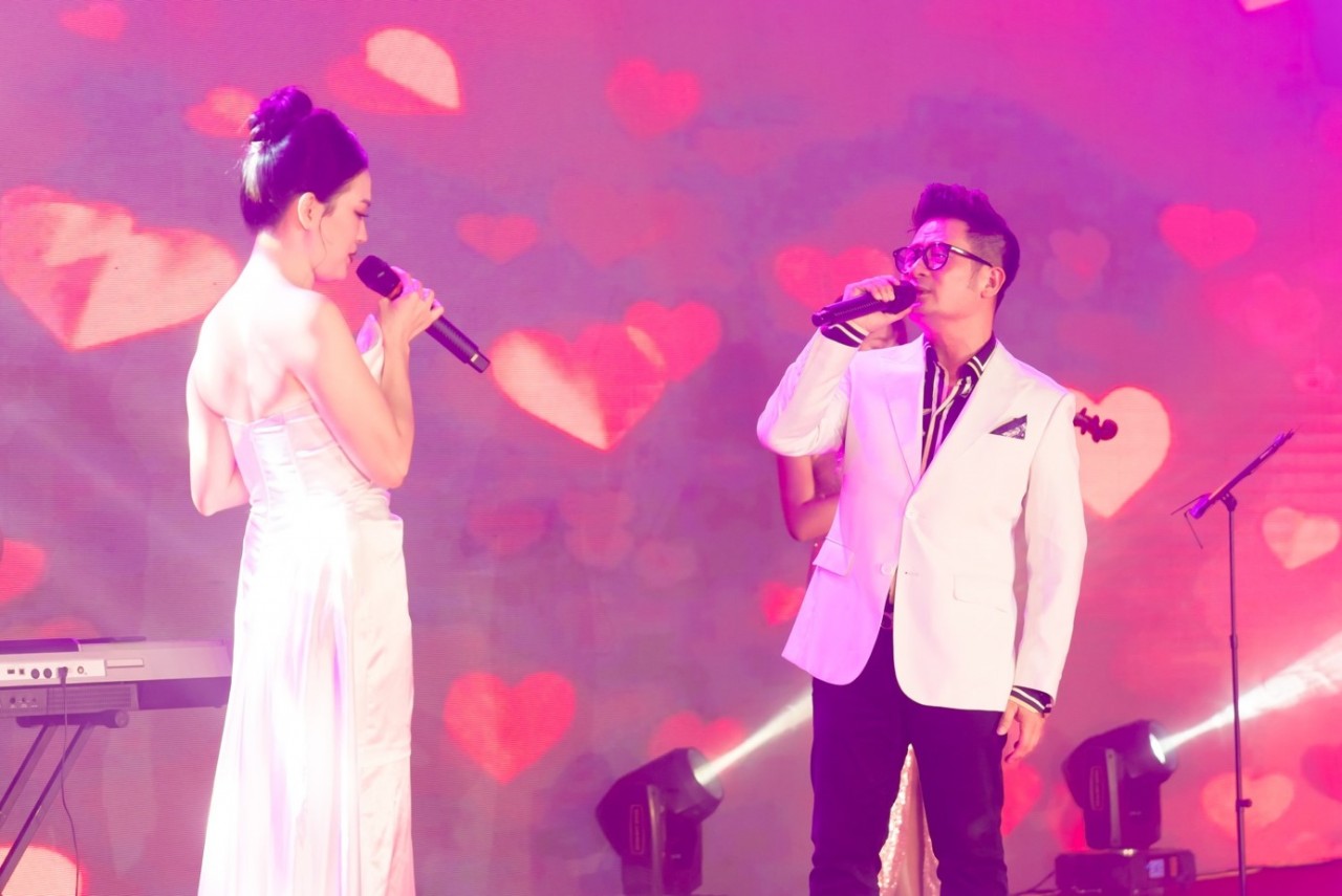 Hội trường bùng nổ với màn song ca ngọt ngào giữa Bằng Kiều và nữ ca sĩ Phương Mai. Hội trường bùng nổ với màn song ca ngọt ngào giữa Bằng Kiều và nữ ca sĩ Phương Mai.