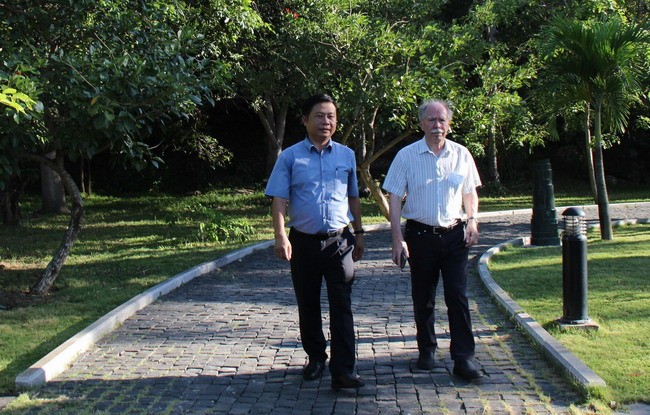 GS Gerard 't Hooft dạo bộ trên con đường Nobel.
