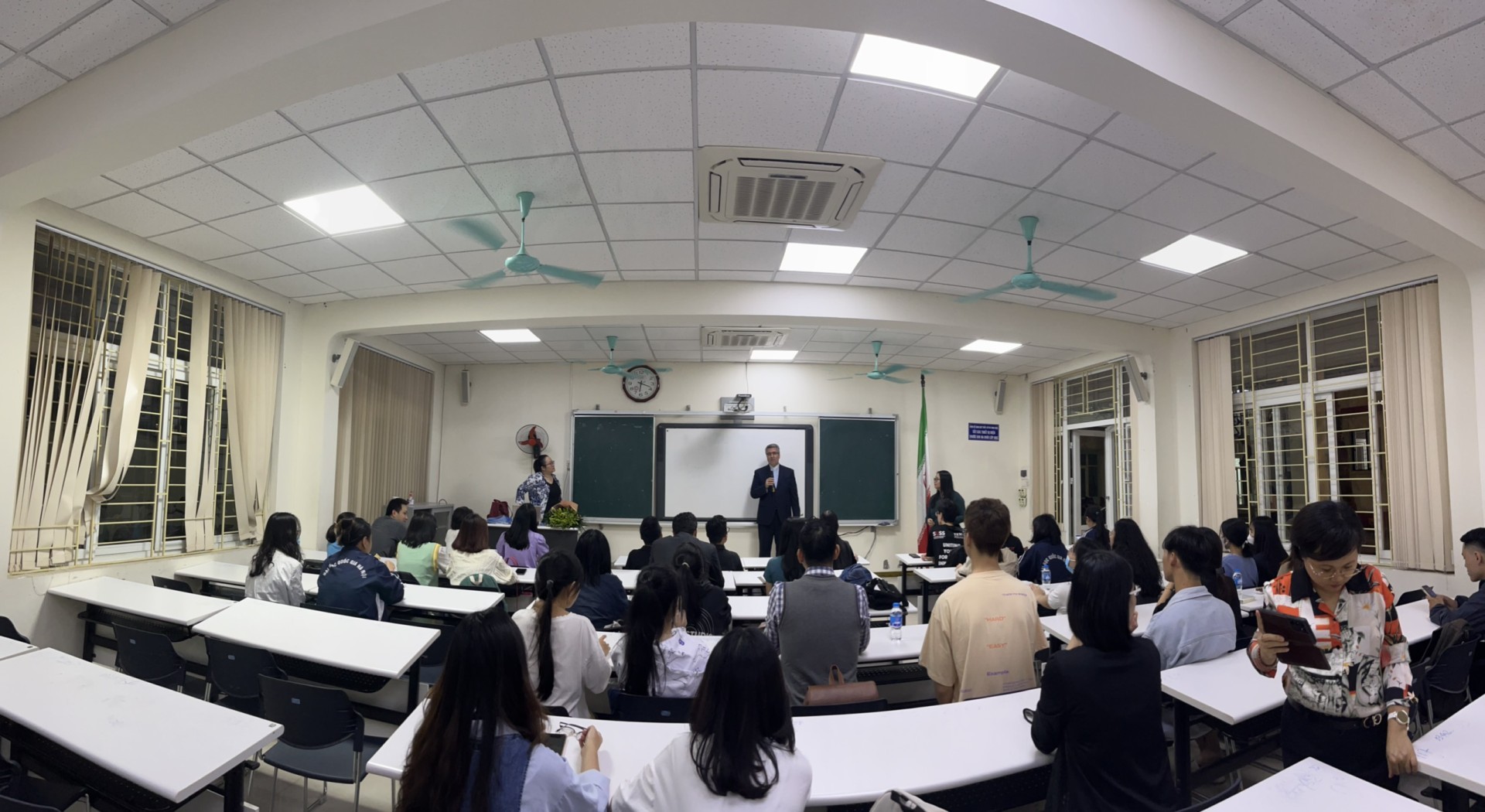 Học tiếng Ba Tư để hiểu thêm về văn hóa xứ sở "nghìn lẻ một đêm"