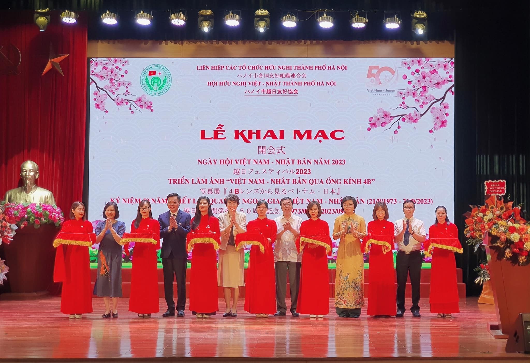 Các đại biểu cắt băng khai mạc Ngày hội (Ảnh:HAUFO).