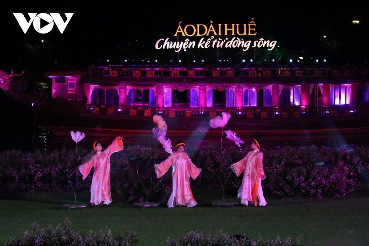 Kể chuyện áo dài Huế gắn liền với dòng sông Hương