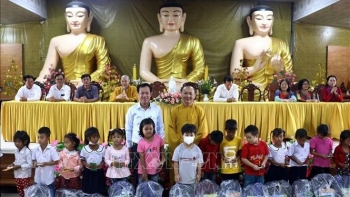 Tiếp sức học sinh Khmer vùng biên giới biển Sóc Trăng đến trường