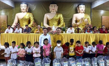 Tiếp sức học sinh Khmer vùng biên giới biển Sóc Trăng đến trường