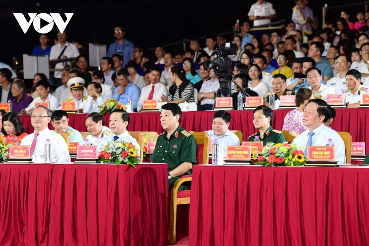 Toàn cảnh chương trình chính luận nghệ thuật “Mạnh giàu từ biển quê hương” Toàn cảnh chương trình chính luận nghệ thuật “Mạnh giàu từ biển quê hương”