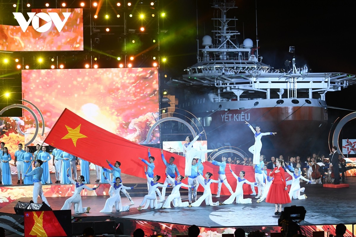 Toàn cảnh chương trình chính luận nghệ thuật “Mạnh giàu từ biển quê hương” Toàn cảnh chương trình chính luận nghệ thuật “Mạnh giàu từ biển quê hương”