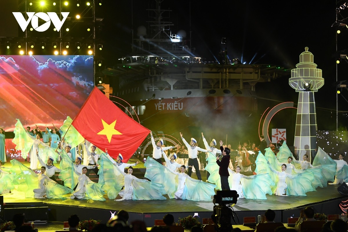 Toàn cảnh chương trình chính luận nghệ thuật “Mạnh giàu từ biển quê hương”