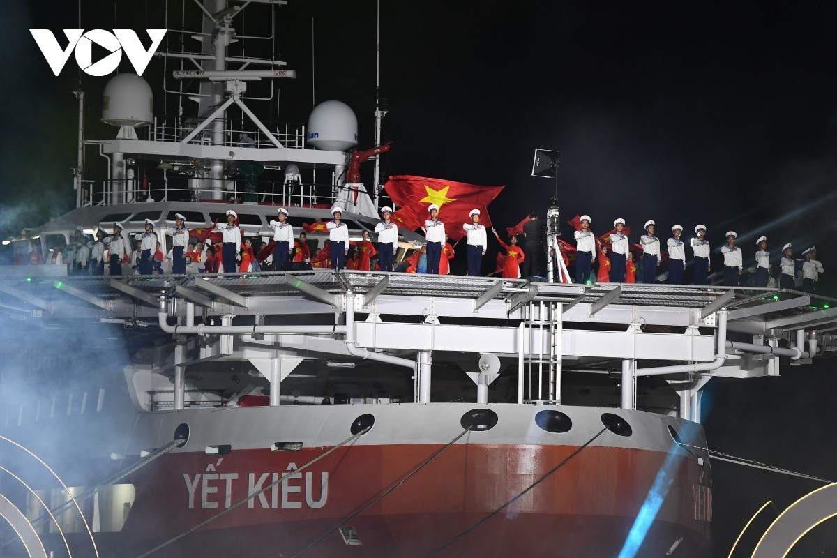 Toàn cảnh chương trình chính luận nghệ thuật “Mạnh giàu từ biển quê hương” Toàn cảnh chương trình chính luận nghệ thuật “Mạnh giàu từ biển quê hương”
