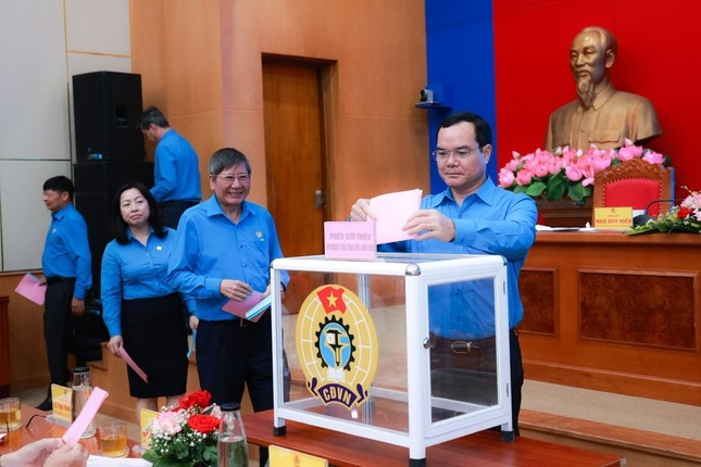 Các đại biểu bỏ phiếu giới thiệu nhân sự tham gia quy hoạch Ban Chấp hành Trung ương Đảng khóa XIV.