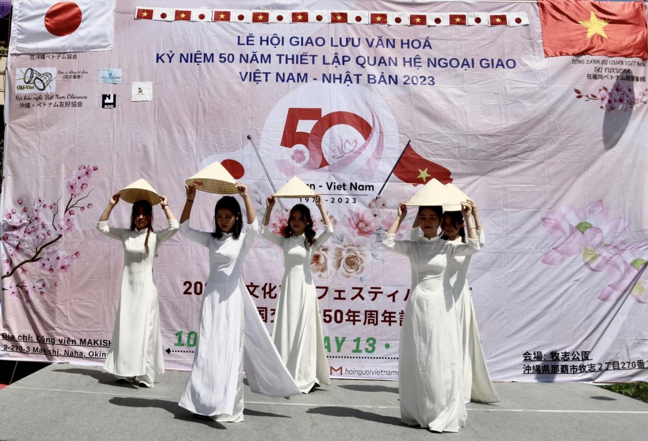 Một tiết mục văn nghệ tại lễ hội.