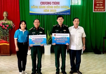 mang yeu thuong len bien gioi lac quoi