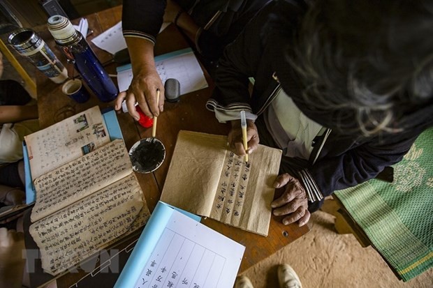 Vượt núi vượt rừng, giữ trọn hồn cho chữ Nôm-Dao cổ Đà Bắc | Văn hóa | Vietnam+ (VietnamPlus)