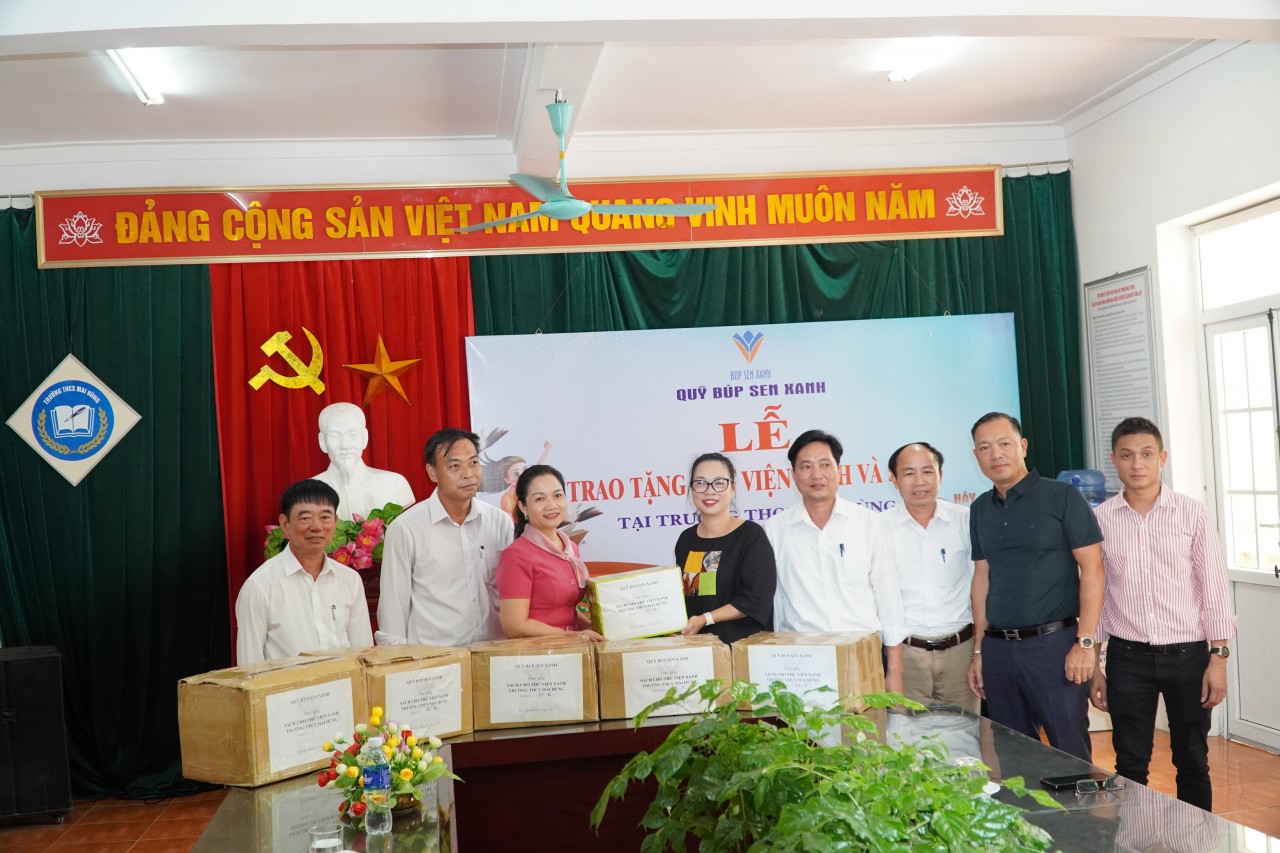 Trao tặng 2.000 đầu sách và Thư viên xanh cho 2 trường học ở Thị xã Hoàng Mai (Nghệ An)
