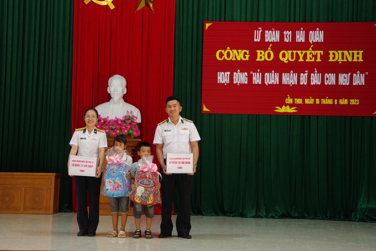 Lữ đoàn 131 Hải quân nhận đỡ đầu con ngư dân
