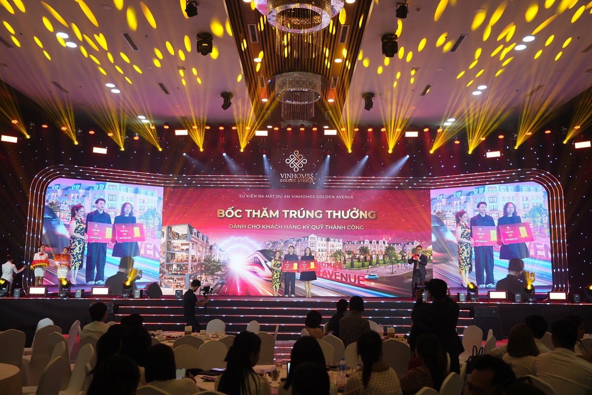 Khán phòng bùng nổ trong màn bốc thăm trúng thưởng: 10 chỉ vàng và 1.000 USD tiền mặt đã được trao tới tay các chủ nhân may mắn ngay tại sự kiện.