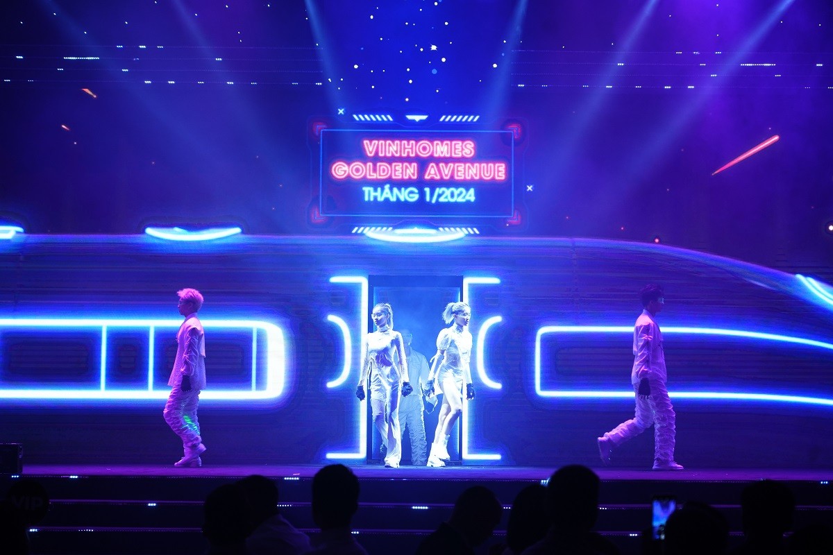 Cả khán phòng vỡ òa khi chuyến tàu giả tưởng đưa khách hàng xuyên không đến tương lai thịnh vượng tại “ga” Vinhomes Golden Avenue vào thời điểm dự án chính thức đi vào vận hành.