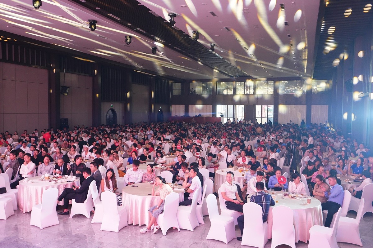 Gần 1.000 khách hàng chung tâm thế háo hức chờ đón màn chào sân của siêu phẩm Vinhomes Golden Avenue.