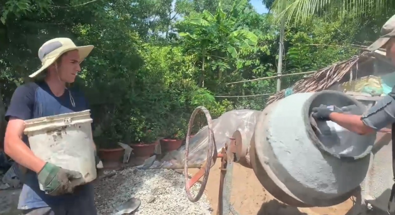 Thanh niên quốc tế cùng xây nhà tình thương cho hộ gia đình Việt