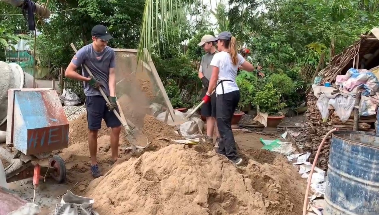 Thanh niên quốc tế cùng xây nhà tình thương cho hộ gia đình Việt