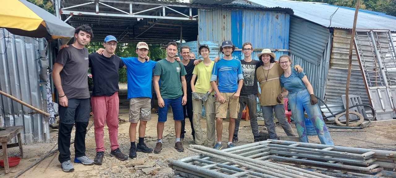 Thanh niên quốc tế cùng xây nhà tình thương cho hộ gia đình Việt