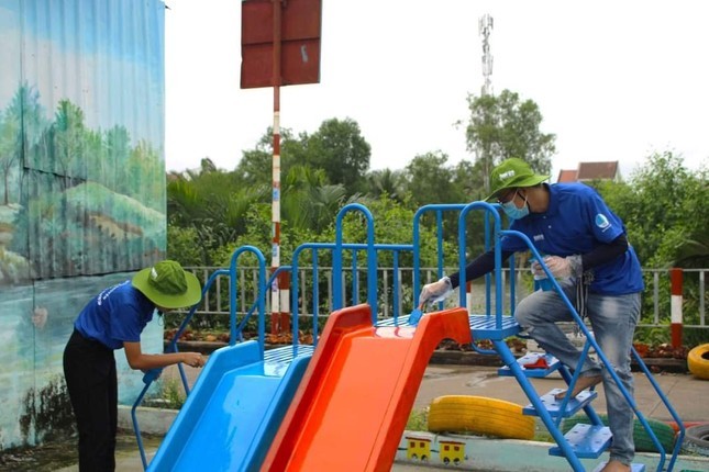 Thanh niên quốc tế cùng xây nhà tình thương cho hộ gia đình Việt