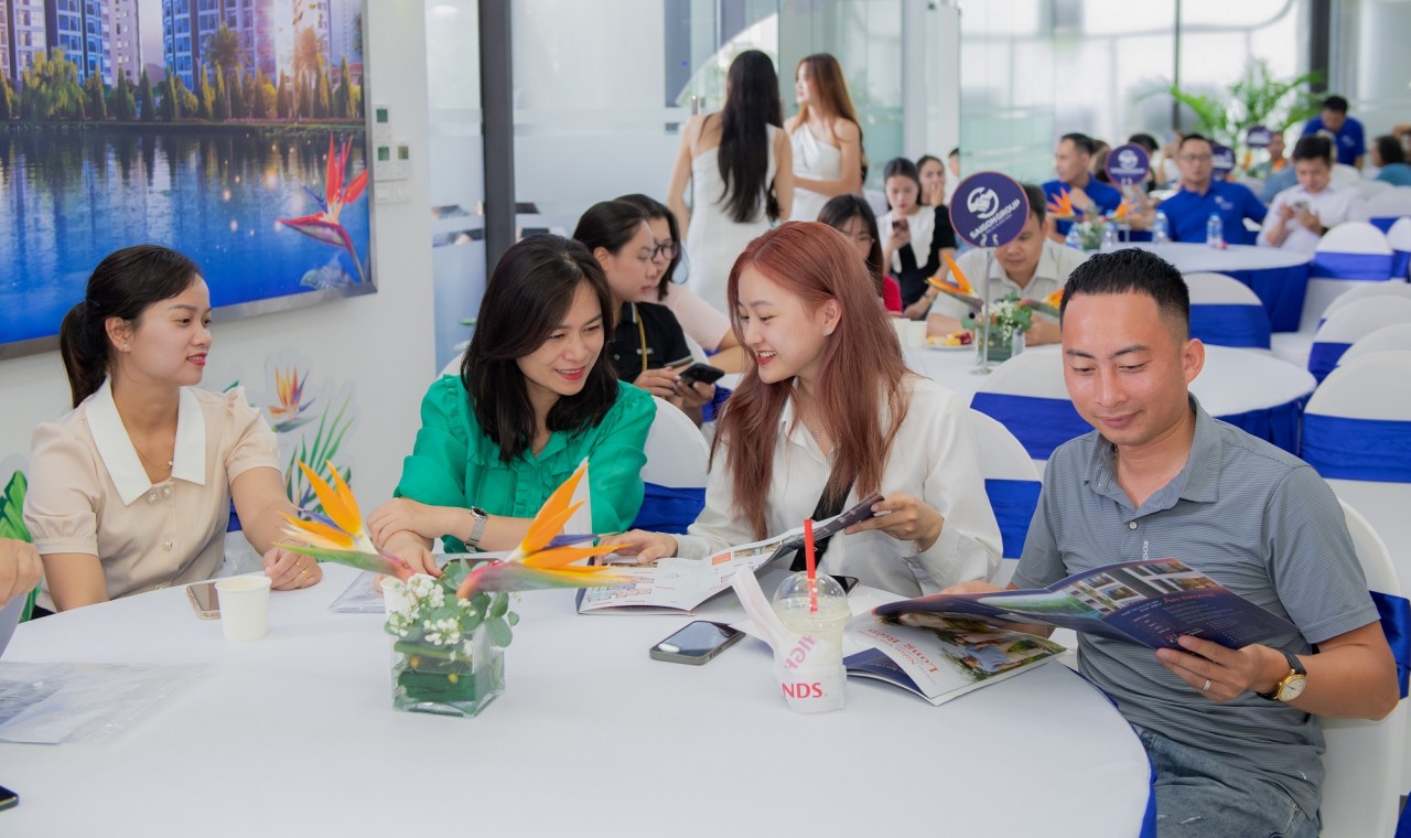 Nhiều khách hàng đã quyết định đặt mua căn hộ ngay trong buổi ra mắt “Khu vườn hạnh phúc” Jardin De Joie.