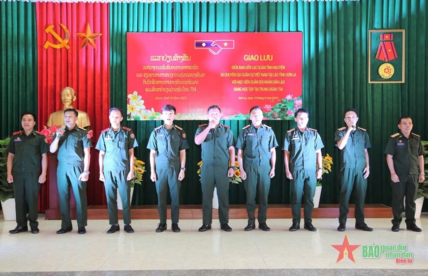  Một số tiết mục văn nghệ của học viên Lào và đơn vị kết nghĩa tại buổi giao lưu.