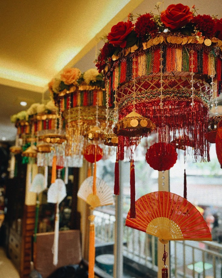 Tòa nón tứ phủ - đạo cụ để trình diễn.