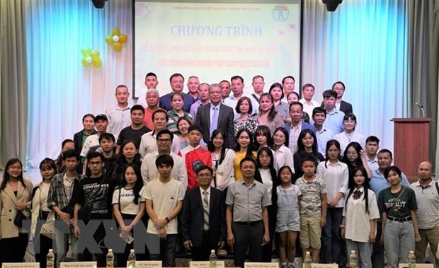 Trao tặng huy hiệu 30, 40 năm tuổi Đảng cho các đảng viên tại Kazan | Người Việt bốn phương | Vietnam+ (VietnamPlus)