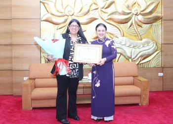 Vinh danh đóng góp của Đại sứ Tatiana Pugh Moreno trong việc thúc đẩy tình đoàn kết, hữu nghị Việt Nam - Venezuela
