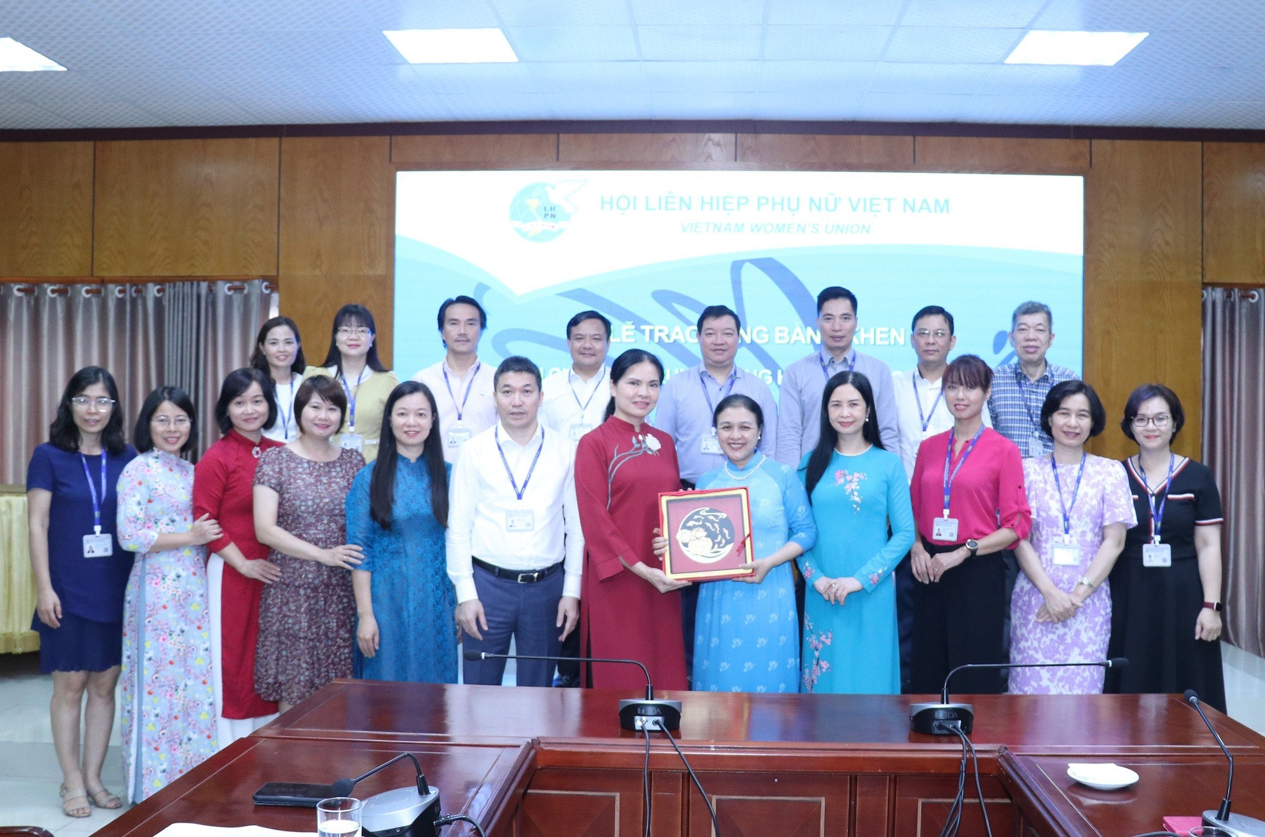 Các đại biểu chụp ảnh lưu niệm (Ảnh: Thu Hà).