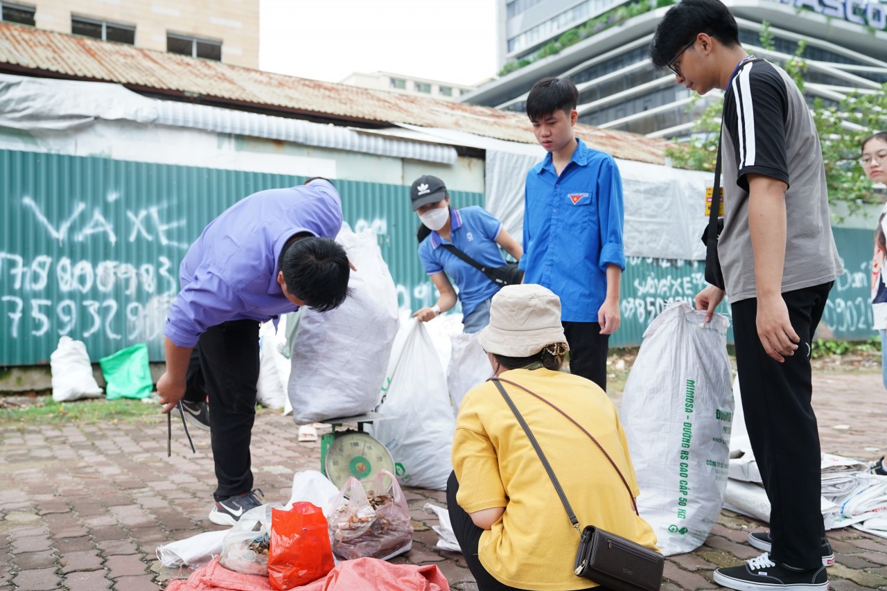 Hà Nội: tuyến đường Phạm Hùng sạch đẹp hơn nhờ sự chung tay của tình nguyện viên Hà Nội: tuyến đường Phạm Hùng sạch đẹp hơn nhờ sự chung tay của tình nguyện viên