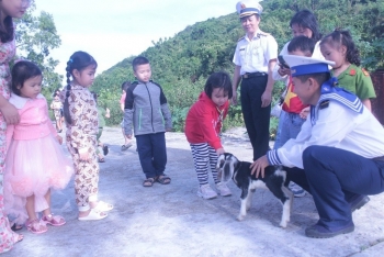 Chiến sĩ hải quân "thay áo mới" cho trường học của trẻ em đảo Bình Ba