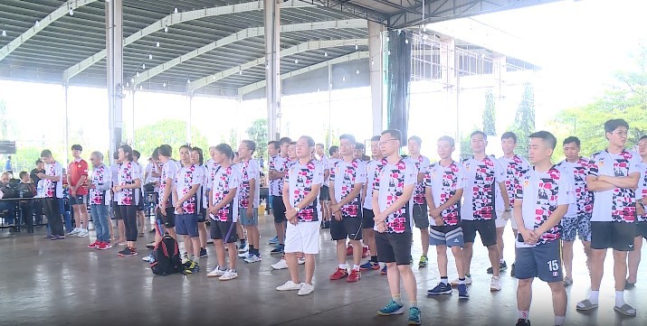 Tưng bừng giải cầu lông, bóng đá của người Việt tại Lào