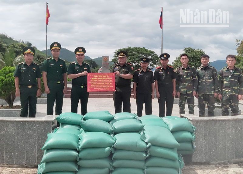 Tặng gạo cho lực lượng bảo vệ biên giới nước bạn Lào