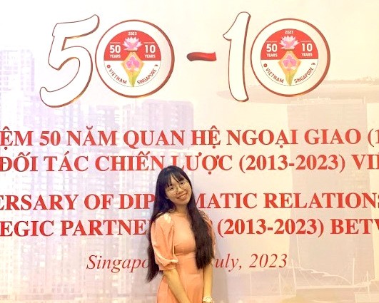 Người gắn kết hoa sen và phong lan trên logo quan hệ Việt Nam - Singapore