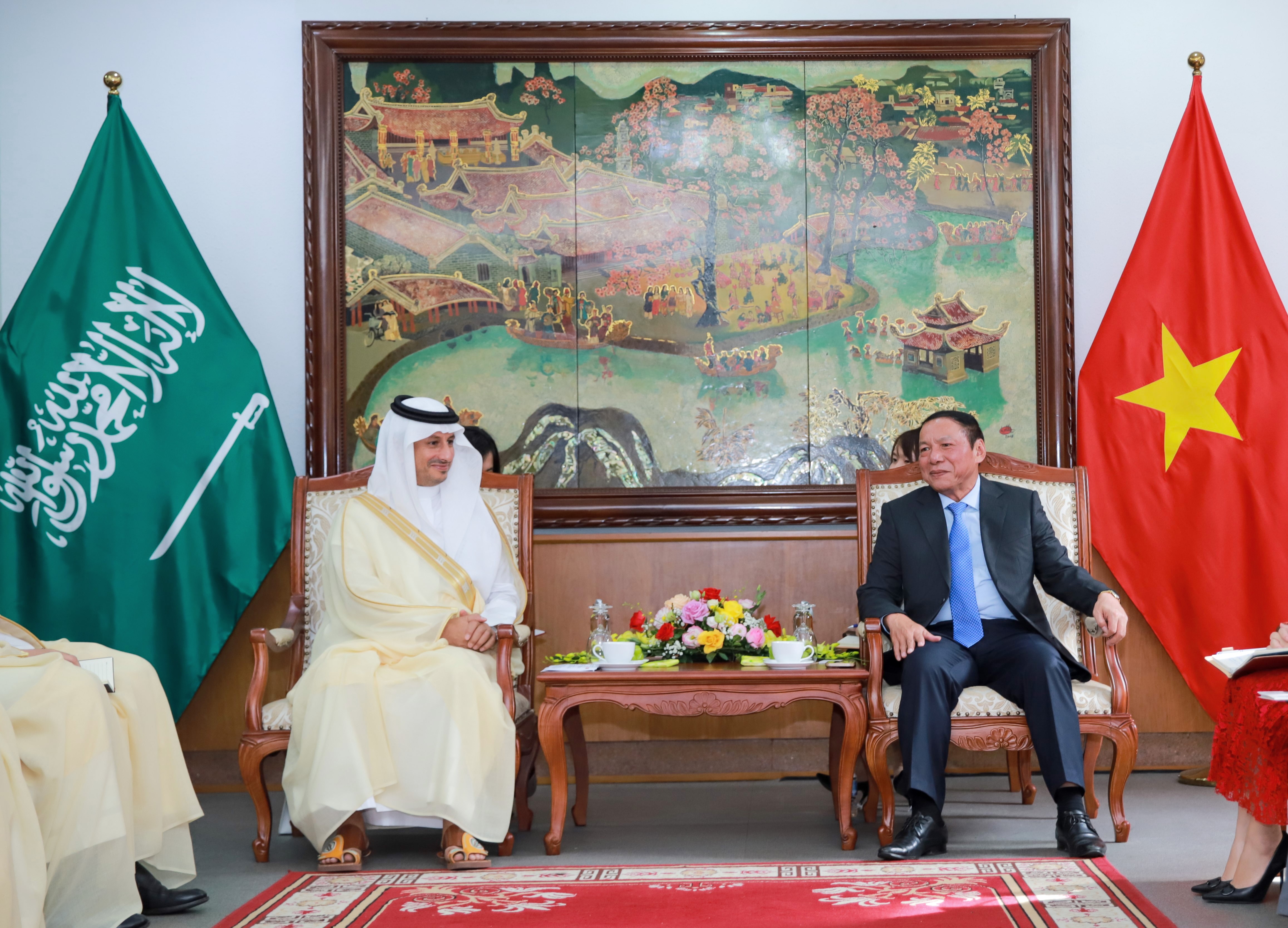 Bộ trưởng Nguyễn Văn Hùng bày tỏ vui mừng khi được đón tiếp Bộ trưởng Ahmed Agil F Alkhateeb 