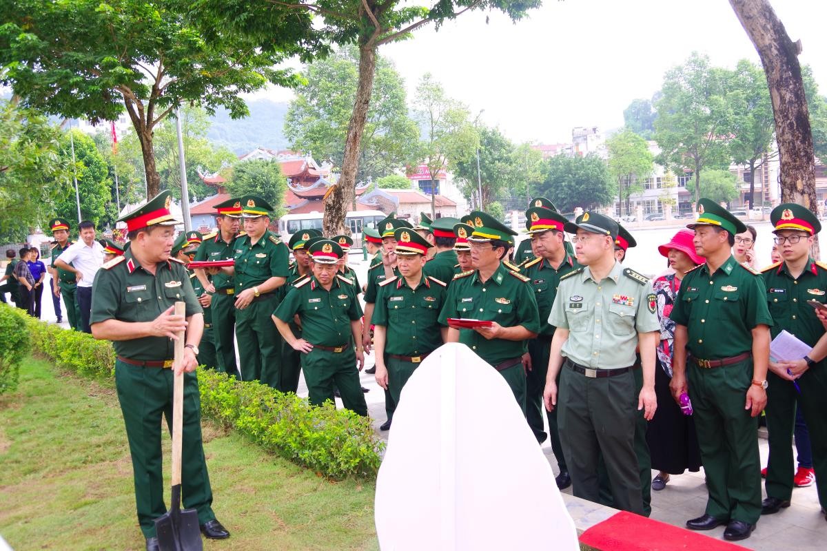 kiểm tra hoạt động trồng cây hữu nghị giữa Bộ trưởng Bộ Quốc phòng hai nước.