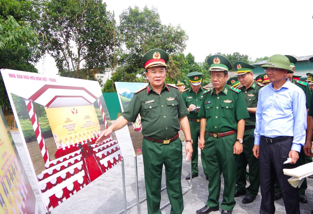 Thượng tướng Hoàng Xuân Chiến cùng các thành viên trong đoàn công tác kiểm tra công tác khởi công xây dựng Nhà văn hóa hữu nghị Việt - Trung tại thôn Bản Phiệt, xã Bản Phiệt, huyện Bảo Thắng, tỉnh Lào Cai. Ảnh: Ngọc Lâm